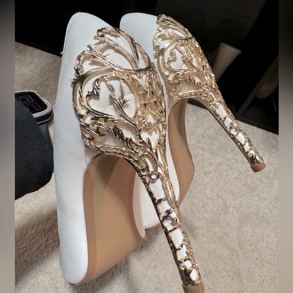 White pump with gold heel